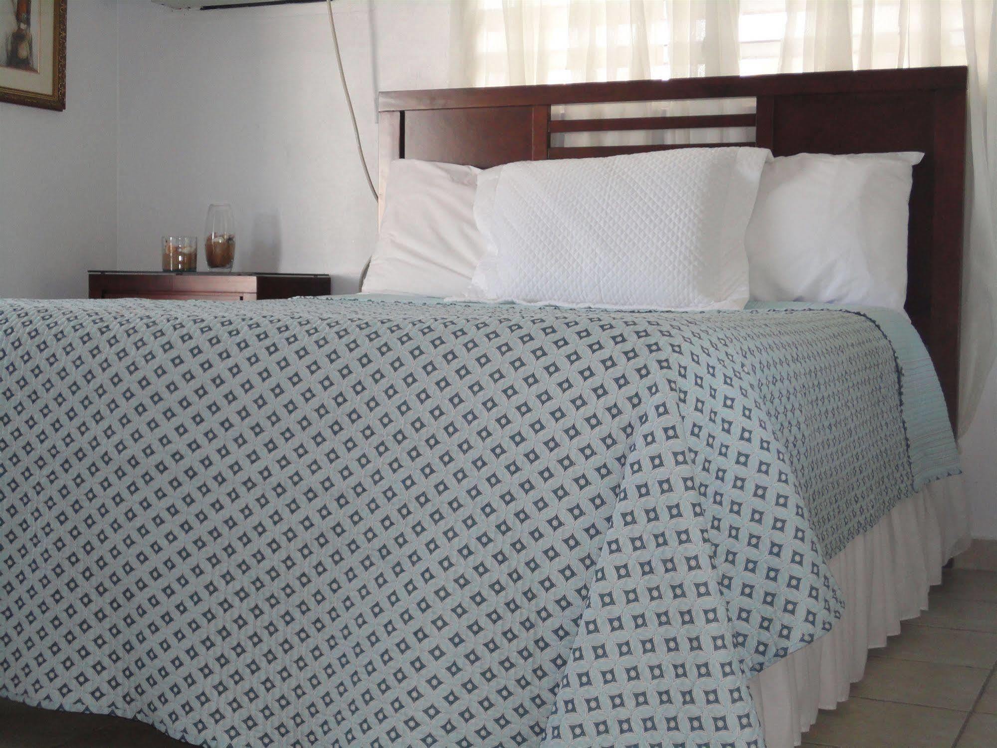 The Beach Guesthouse Pinones Екстер'єр фото