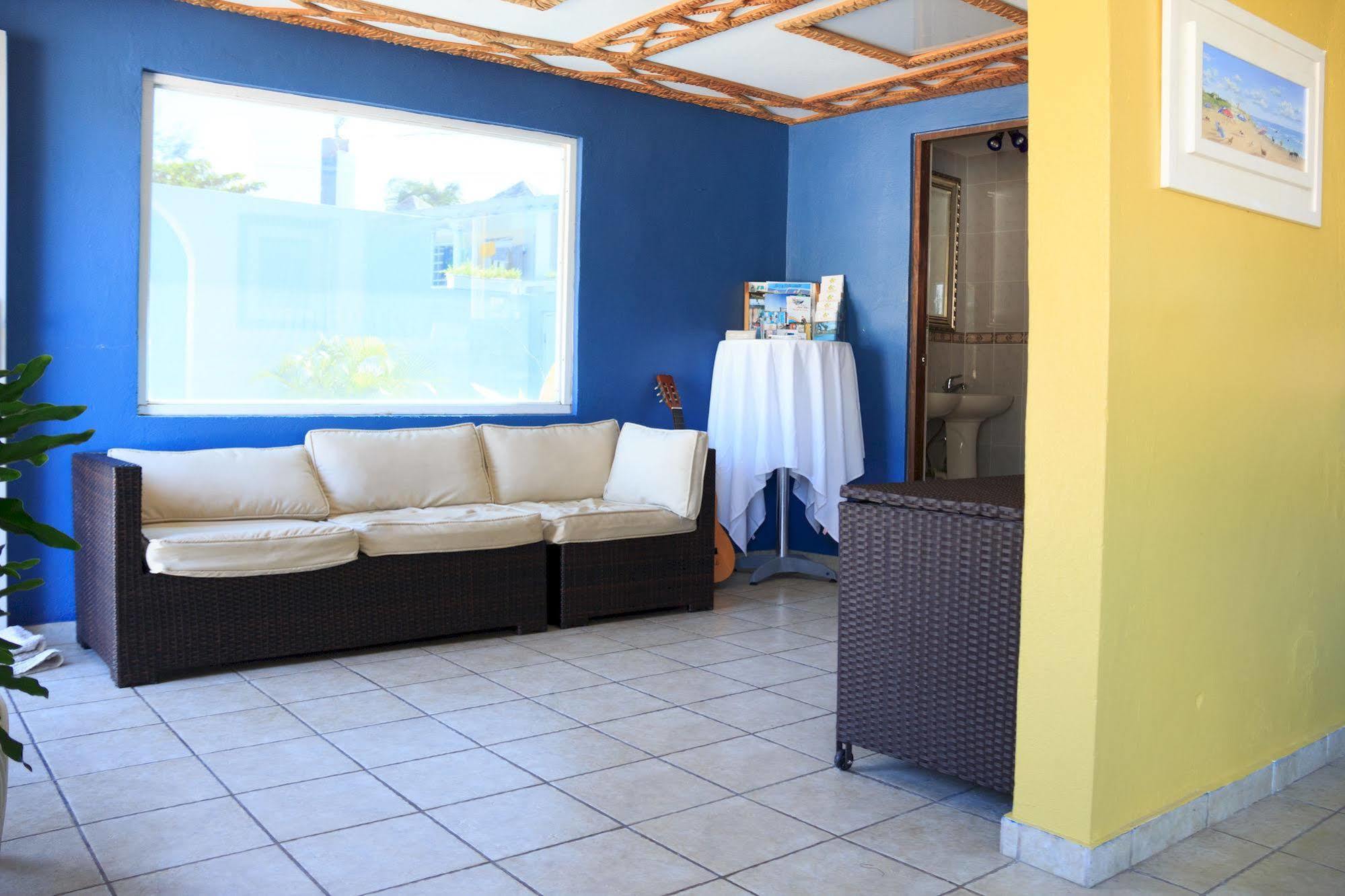 The Beach Guesthouse Pinones Екстер'єр фото